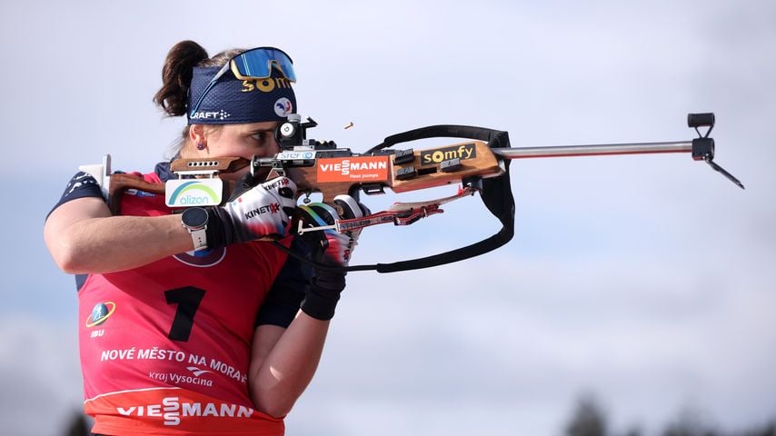 Julia Simon beim Anschießen vor dem Massenstart der WM in Nove Mesto na Morave, Februar 2024.
