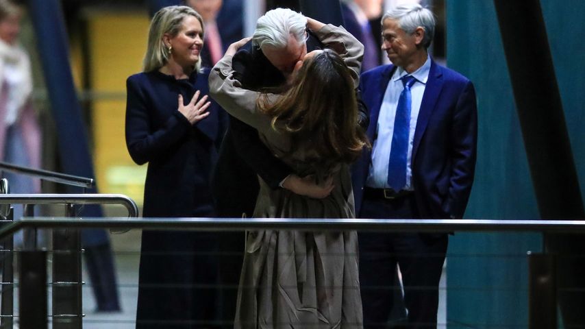 Julian Assange küsst seine Frau Stella Assange bei seiner Ankunft in Australien