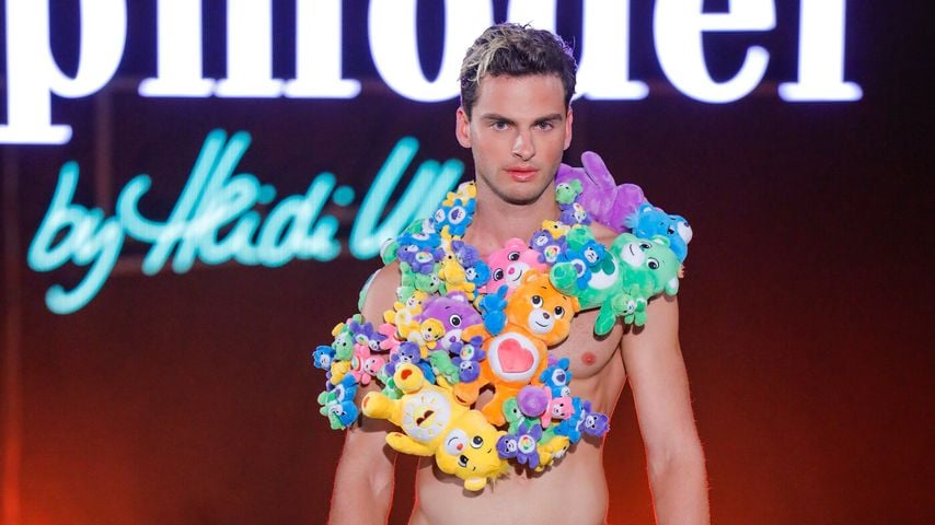Julian auf dem GNTM-Catwalk in einem Look von Marina Hoermanseder