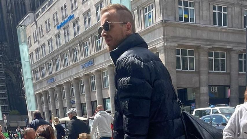 Nach Hotelnacht: Julian Claßen geknickt am Bahnhof gesichtet