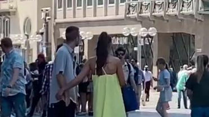 Julian Claßen mit einer Frau in Köln, Juni 2022
