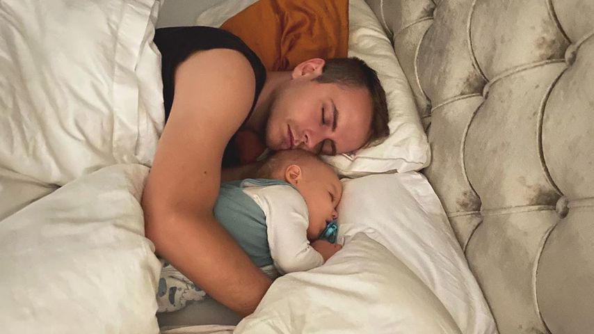 Süßer Mittagsschlaf: Hier kuschelt Bibis Julian mit Sohn Lio