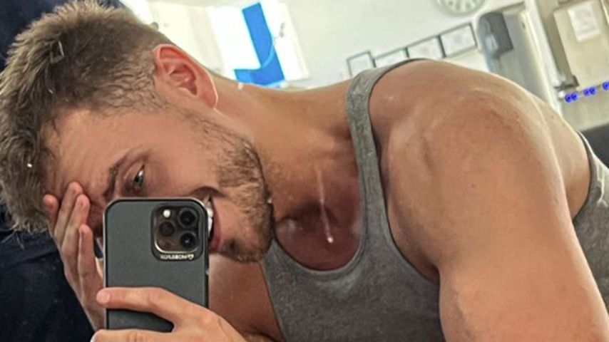 Maschine! Julian Claßen präsentiert seinen dicken Bizeps