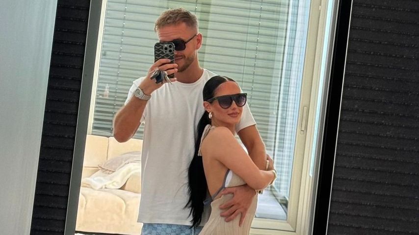 Julian Claßen posiert mit seiner neuen Freundin