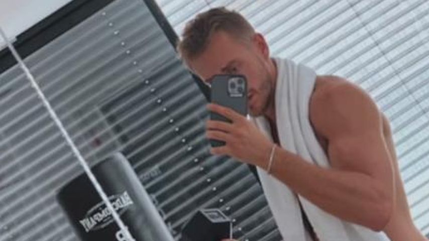 Training zahlt sich aus: Julian Claßen zeigt seinen Bizeps