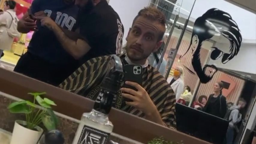 Beim Friseur: Julian Claßen scherzt über Trennung von Bibi