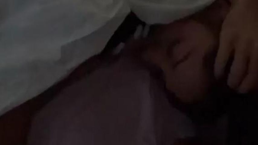 Julian Claßen und Tanja Makarić kuscheln
