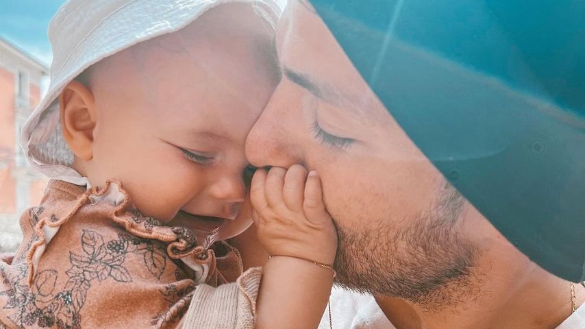 Zucker! Hier kuschelt Julian Engels mit seiner kleinen Solea