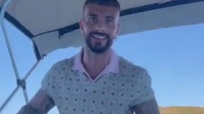 Julian Evangelos auf einem Boot