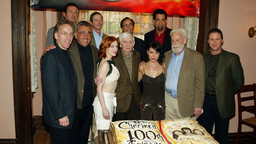 Julian McMahon mit dem Cast von "Charmed", 2002