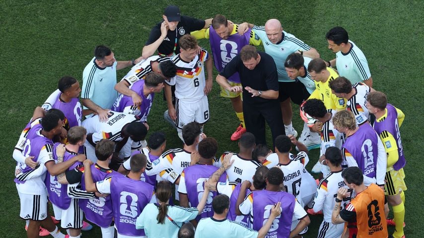 Julian Nagelsmann instruiert Deutschlands Team in der Trinkpause gegen Paraguay bei der WM 2026 in Foxborough