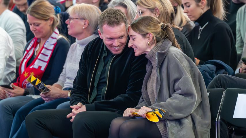 Julian Nagelsmann und seine Lena turteln bei Basketballspiel