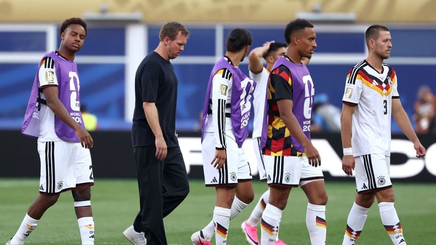 Julian Nagelsmann und die deutsche Nationalmannschaft nach dem Elfmeterschießen gegen Paraguay
