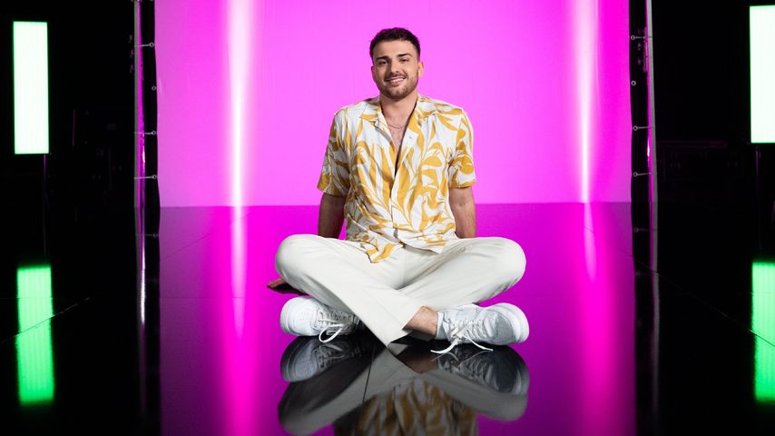 Julian, "Make Love, Fake Love"-Kandidat