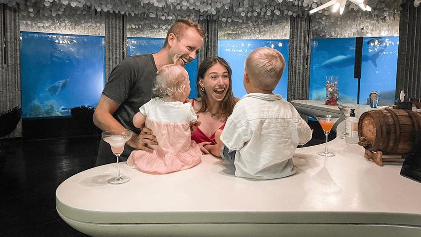 Julian und Bibi Claßen mit ihren zwei Kids