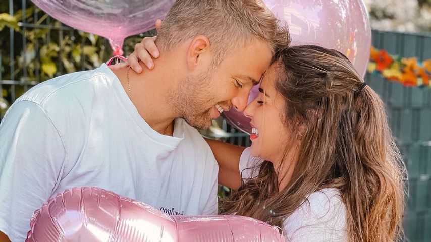 Julian und Sarah Engels bei der Verkündung des Babygeschlechts