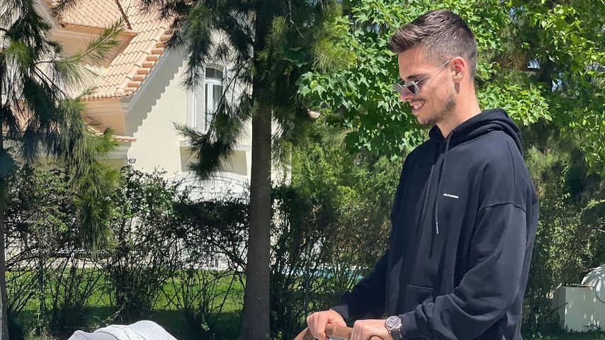 Wie putzig: Hier fährt Julian Weigl seine Tochter spazieren