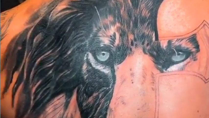 Julianos Rücken-Tattoo