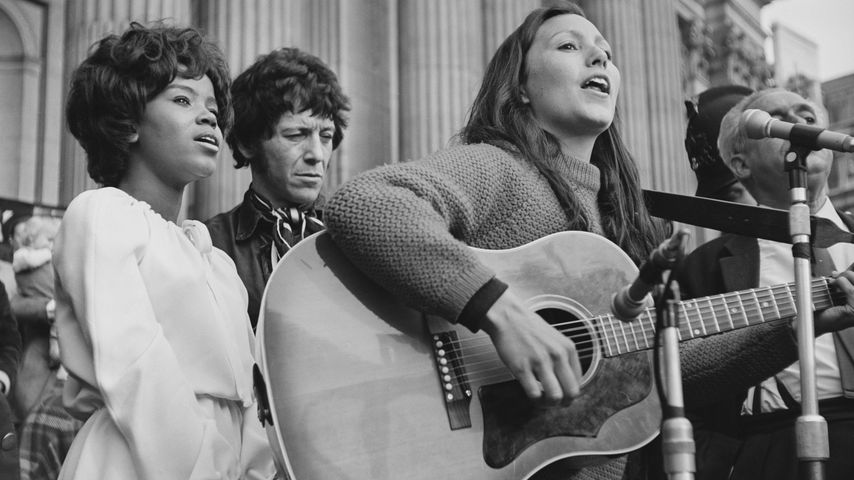 Julie Felix bei einer Demonstration 1968