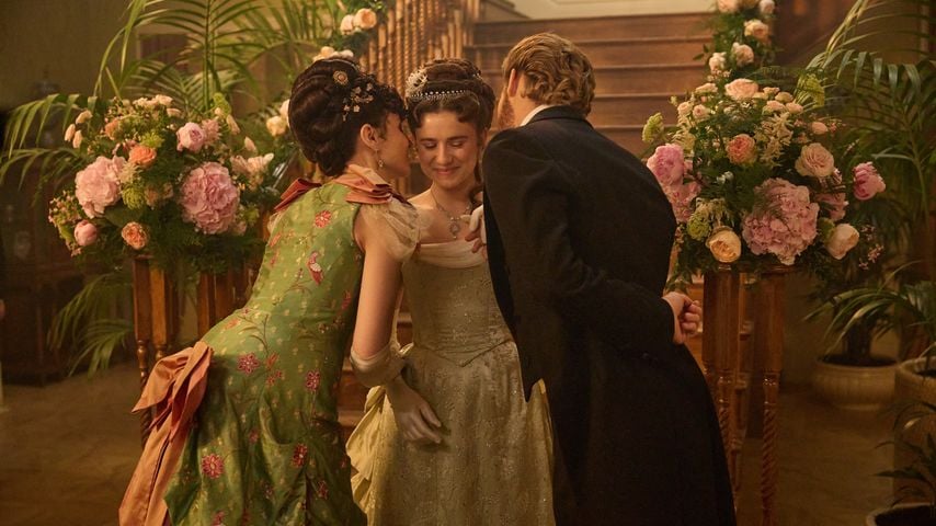 Mutter Frances (Tuppence Middleton), Tochter June (Justine Emma Moore) und Stiefvater Jolyon Jr. (Danny Griffin) in "The Forsytes"