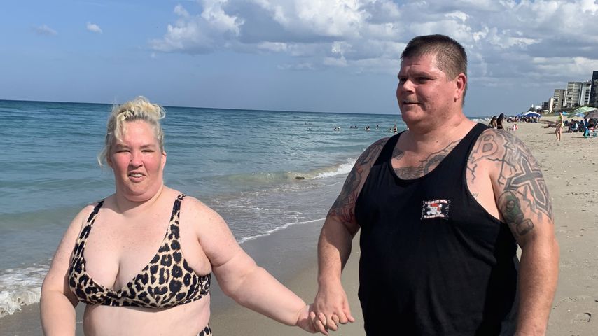 Im Leo-Bikini: June Shannon genießt Strandausflug mit Freund