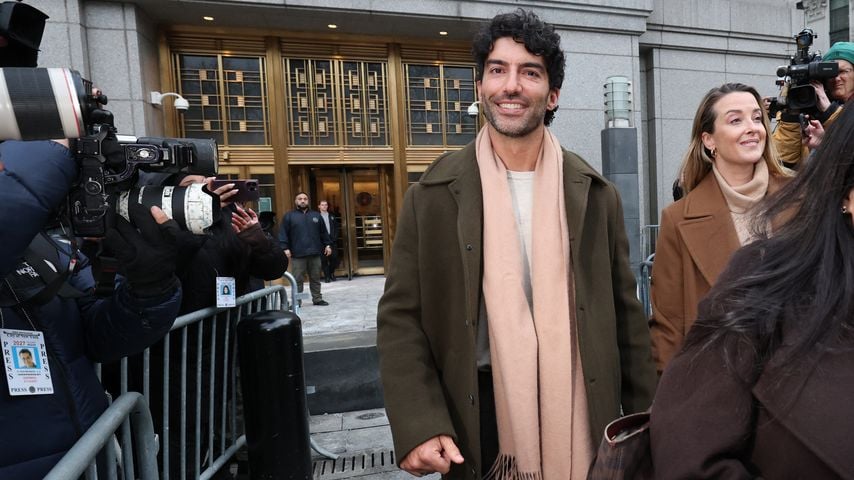 Justin Baldoni verlässt nach einer Vergleichskonferenz das Bundesgericht in New York, an seiner Seite Emily Baldoni