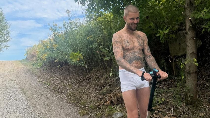Justin Bieber fährt nur in Unterwäsche auf einem Segway