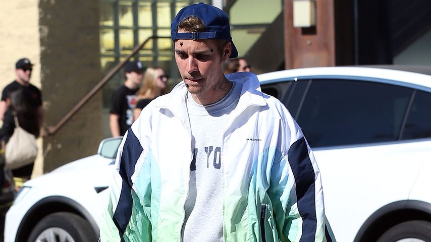 Justin Bieber mit Sternchen-Stickern im Gesicht im November 2022