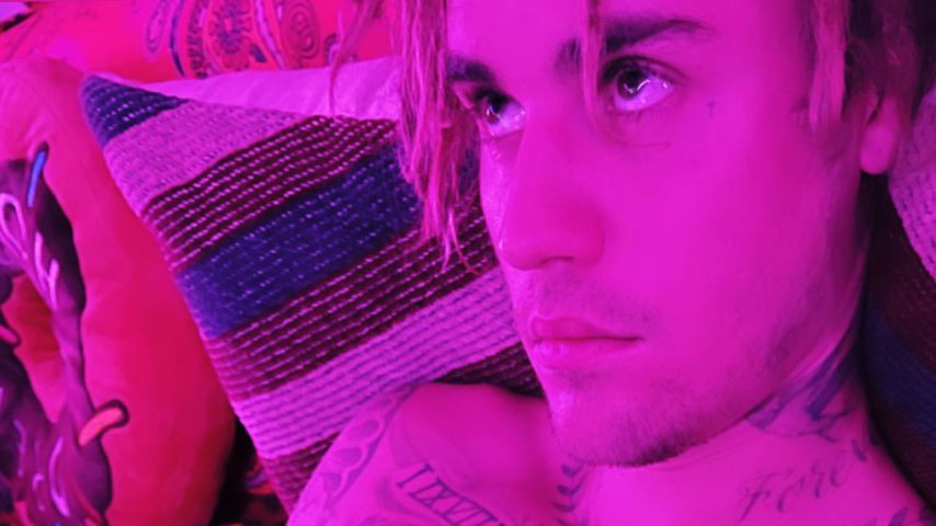 Oberkörperfrei: Justin Bieber kuschelt mit seinem Hund