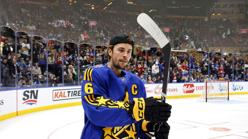 Sänger Justin Bieber wärmt sich vor dem Honda NHL All-Star Game 2024 auf