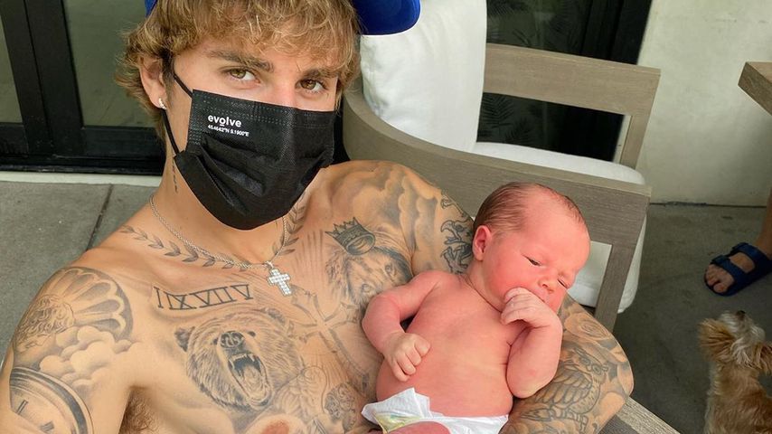 Justin Bieber mit einem Baby im Arm im August 2020