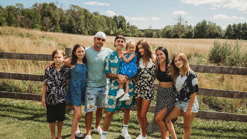 Justin Bieber (m.) mit seiner Patchworkfamilie