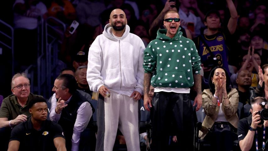 Justin Bieber jubelt beim NBA-Spiel der Los Angeles Lakers gegen die Orlando Magic in der Crypto.com Arena in Los Angeles.