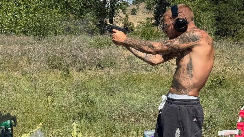 Männerausflug: Justin Bieber präsentiert sich am Schießstand