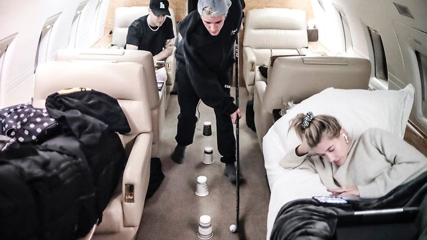 In luftigen Höhen: Justin Bieber spielt im Privatjet Hockey