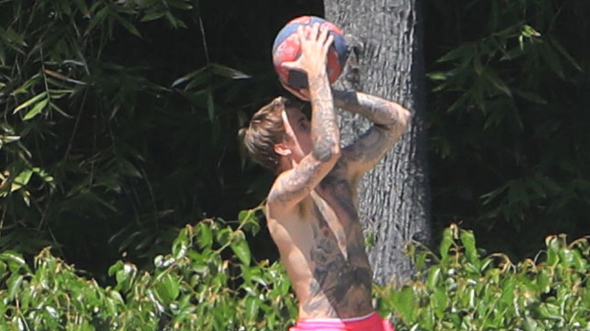 Heiß: Justin Bieber zeigt Muskel-Body beim Basketball