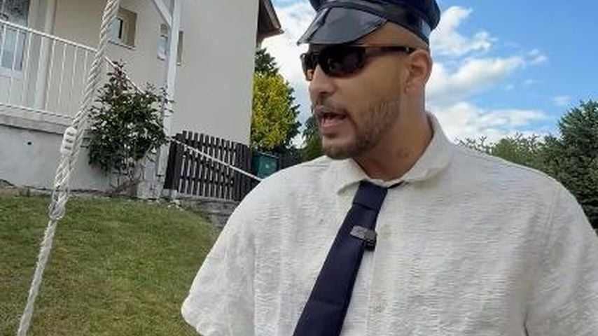 Justin Bunyai in seinem ersten Sketch ohne Arm, Mai 2025