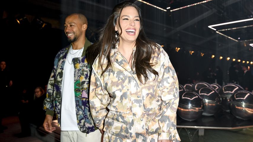 Justin Ervin und Ashley Graham auf der Paris Fashion Week im März 2023