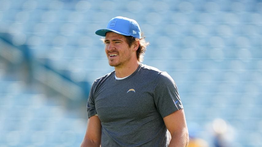 Justin Herbert wärmt sich vor dem Spiel der Los Angeles Chargers bei den Jacksonville Jaguars im EverBank Stadium auf