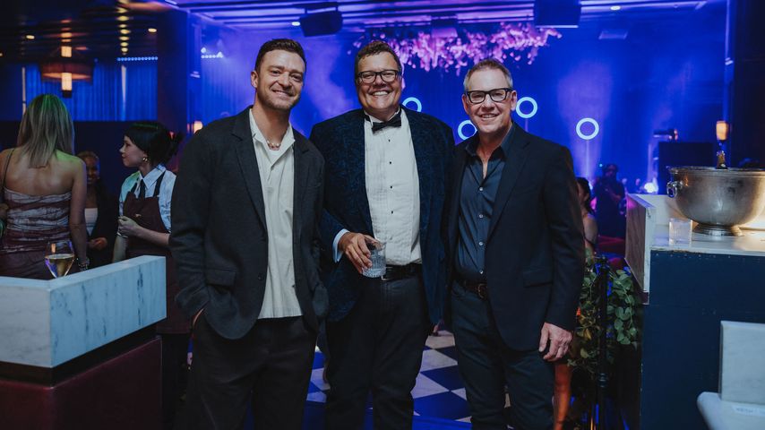 Justin Timberlake mit dem Gastronomen Jimmy Liautaud und Sam Fox in seinem Club in Nashville