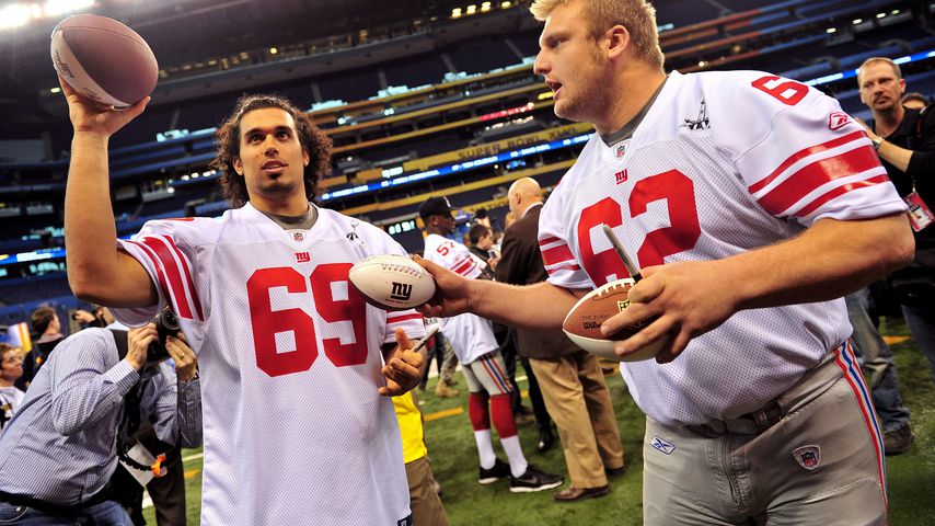 Justin Trattou und Mitch Petrus, Spieler der New York Giants, im Januar 2012