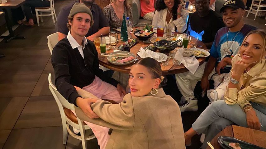 Justin und Hailey Bieber mit Freunden