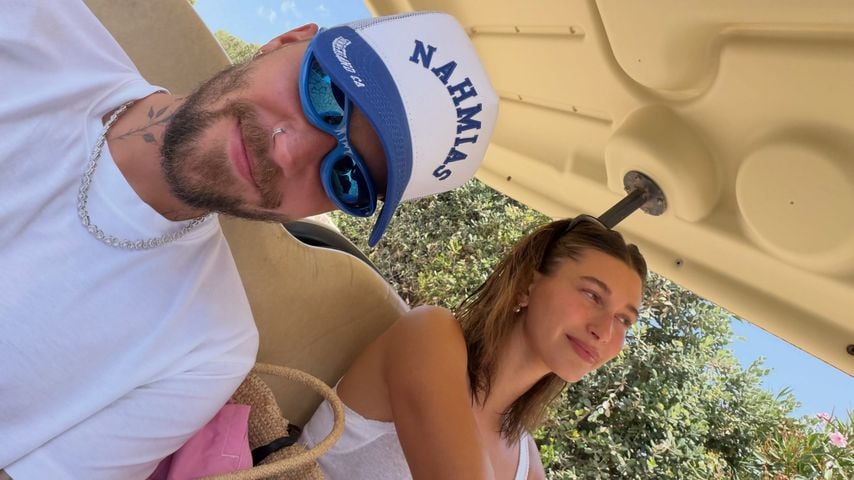 Justin und Hailey Bieber im Golfcart