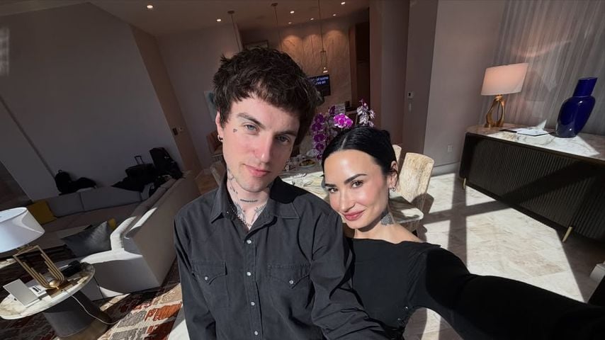 Jutes und Demi Lovato posieren