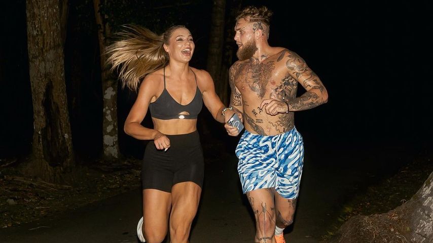 Jutta Leerdam und Jake Paul laufen Hand in Hand