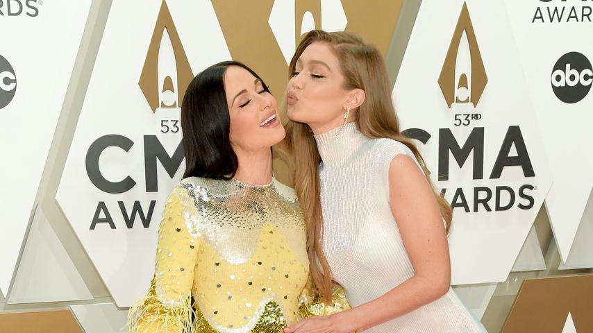 Kacey Musgraves und Gigi Hadid bei den CMA Awards 2019