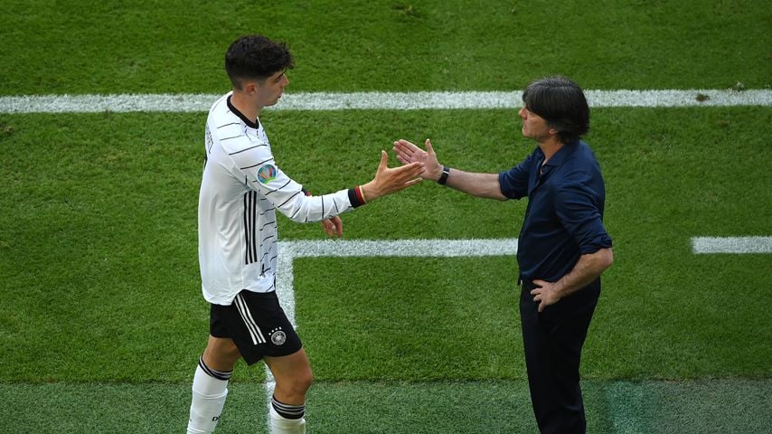 Kai Havertz und Joachim Löw beim EM-Spiel gegen Portugal