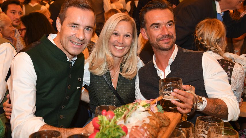 Kai Pflaume, seine Frau Ilke und Florian Silbereisen auf dem Oktoberfest 2019