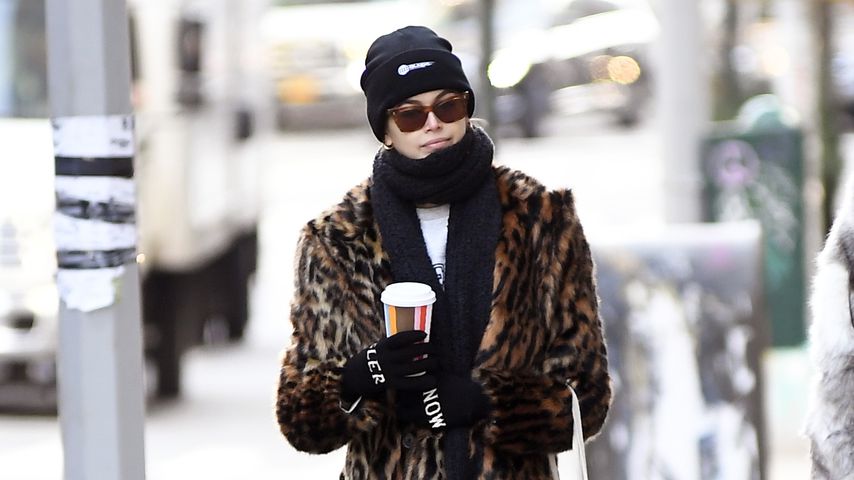 Dick eingekuschelt: Welches Model schlendert hier durch NYC?