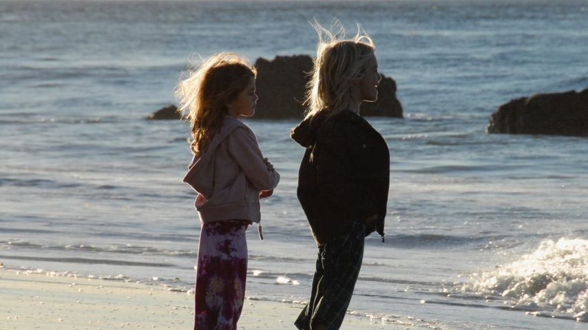 Kaia und Presley Gerber als Kinder am Strand